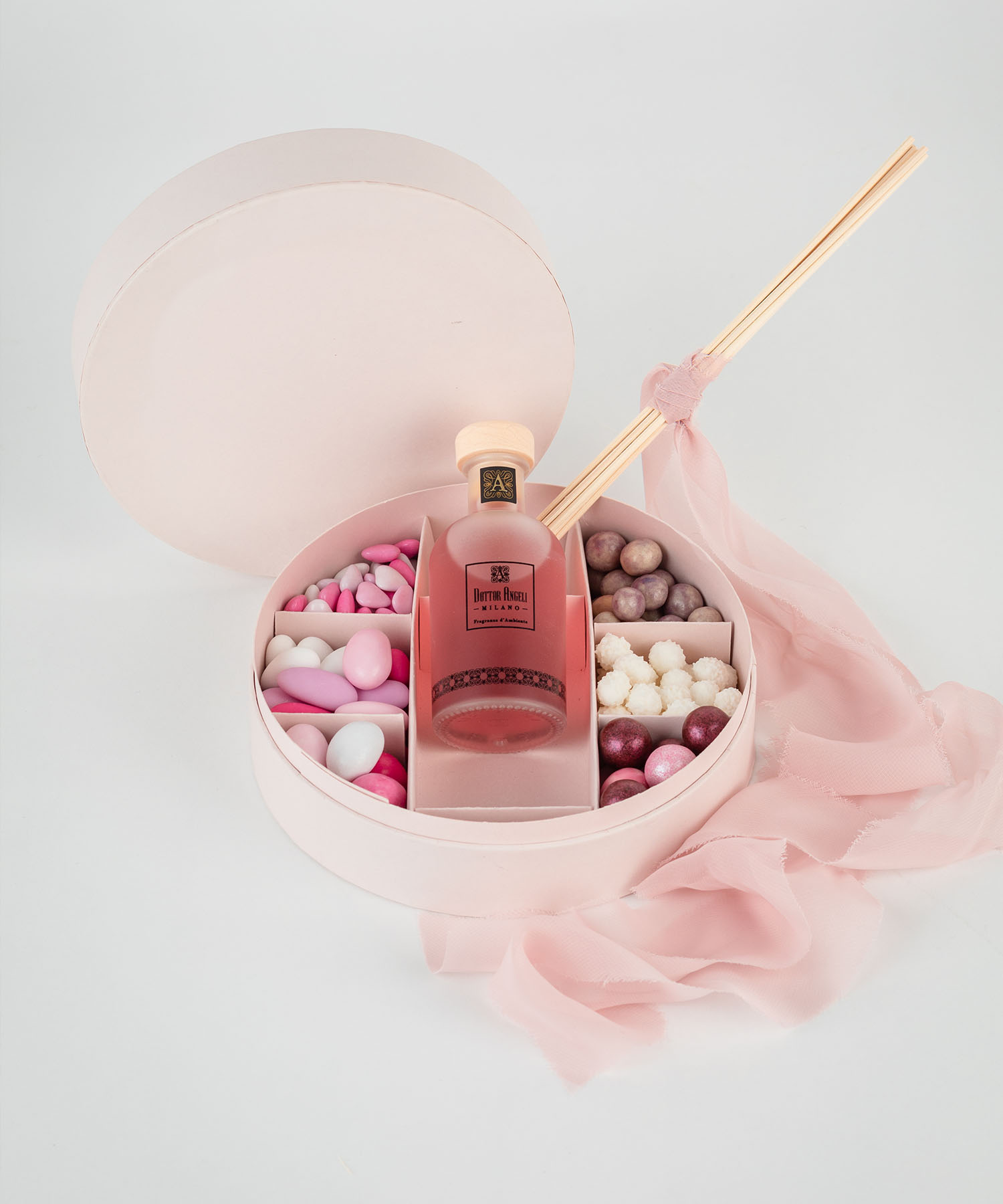 scatola tonda di colore rosa con all'interno fragranza d'ambiente e confetti