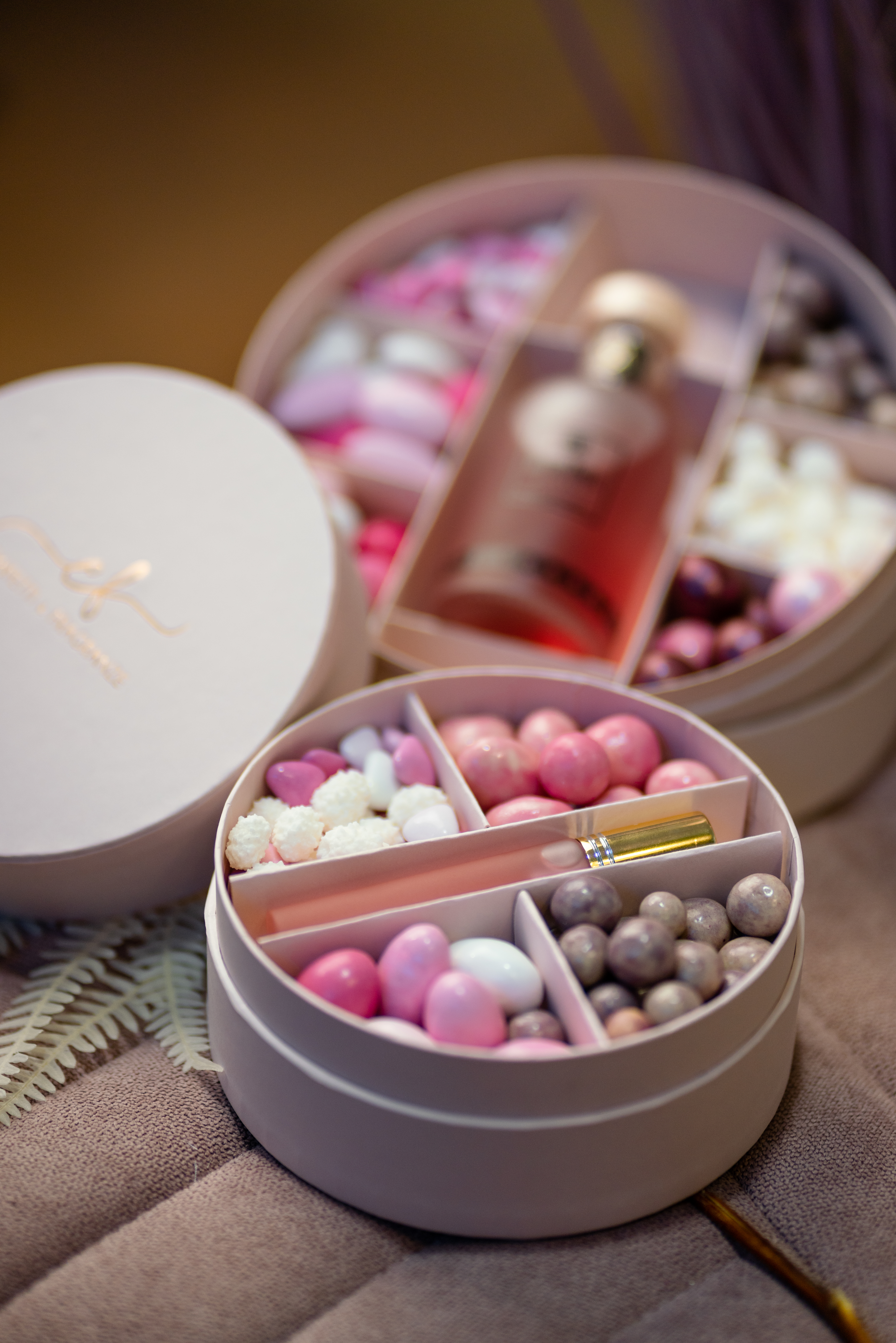 scatola tonda rosa con confetti e fragranza d'ambiente